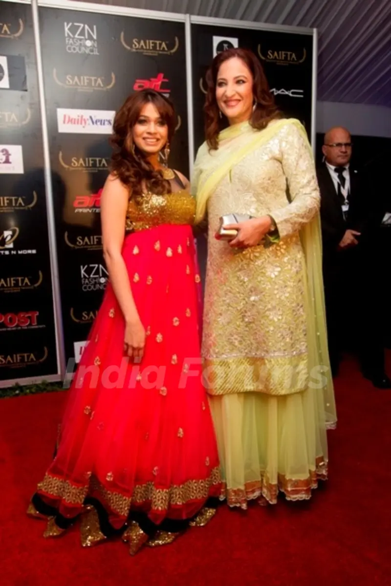 Rakshanda Khan and Shalmali Kholgade at red carpet of SAIFTA