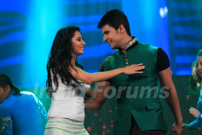 Ravi Dubey and Sargun Mehta performing at the SAIFTA Award ceremony