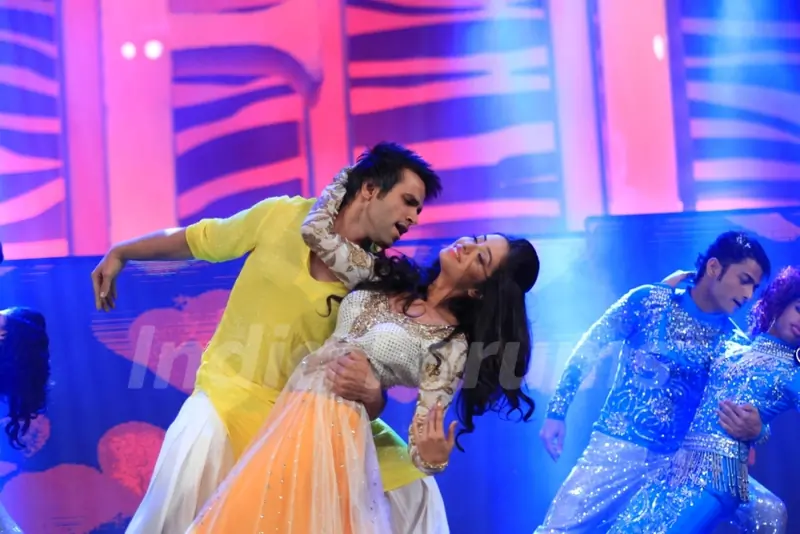 Rithvik Dhanjani and Asha Negi performing at SAIFTA Award Ceremony