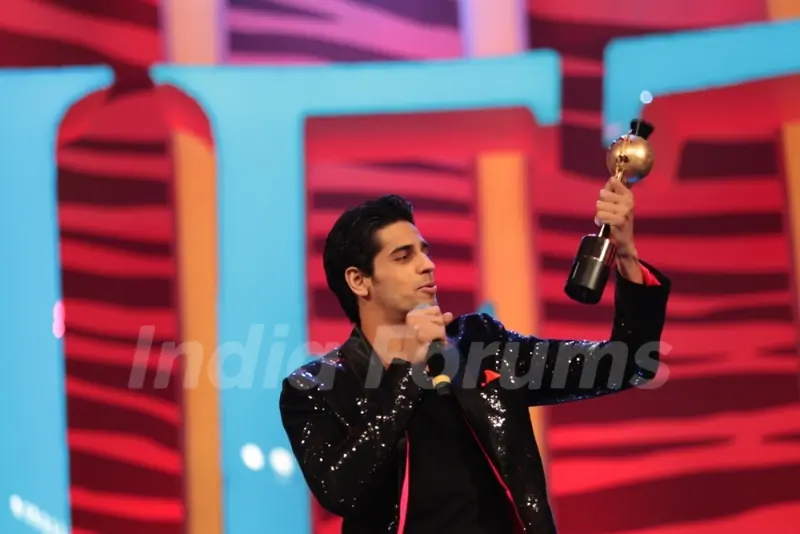 Siddharth Malhotra receiveing an award at SAIFTA