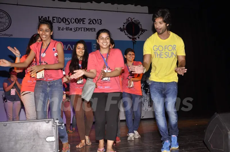 Shahid Kapoor performs with the students at Kaleidoscope 2013