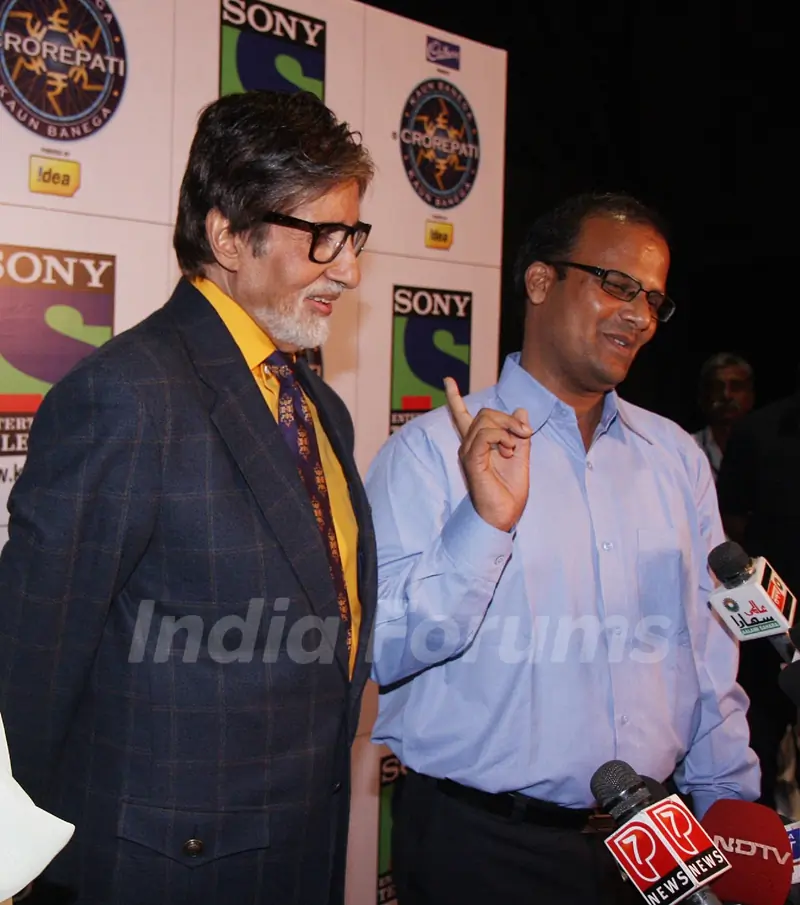 Amitabh Bachchan & the first Crorepati of KBC 2013 Mr Taj Mohammad Rangrez