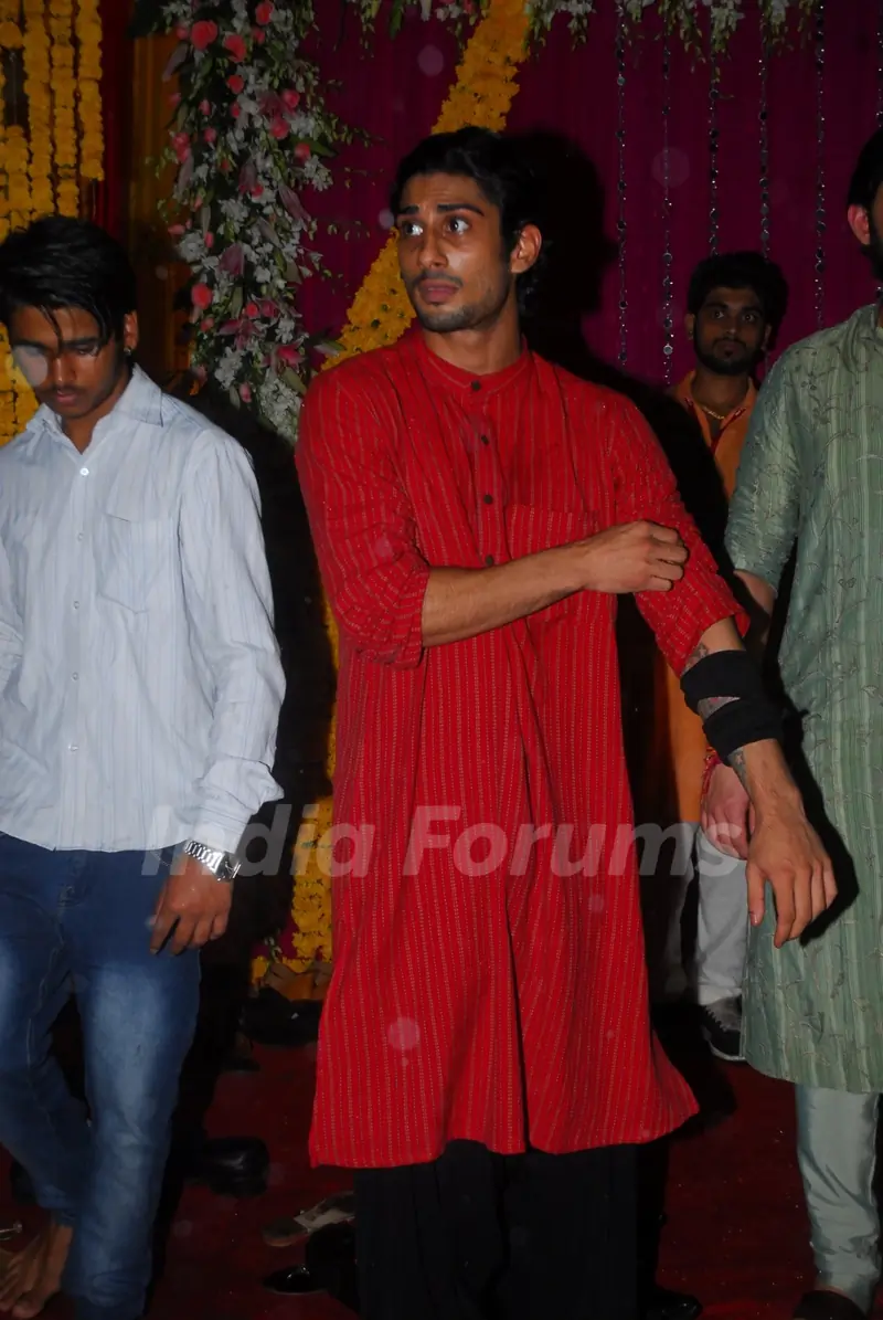 Prateik Babbar was seen at Salman Khan's Ganpati Visarjan