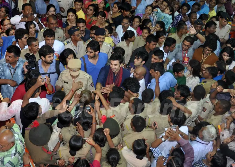 The crowd goes crazy as Ranbir Kapoor visits LALBAGHCHA RAJA