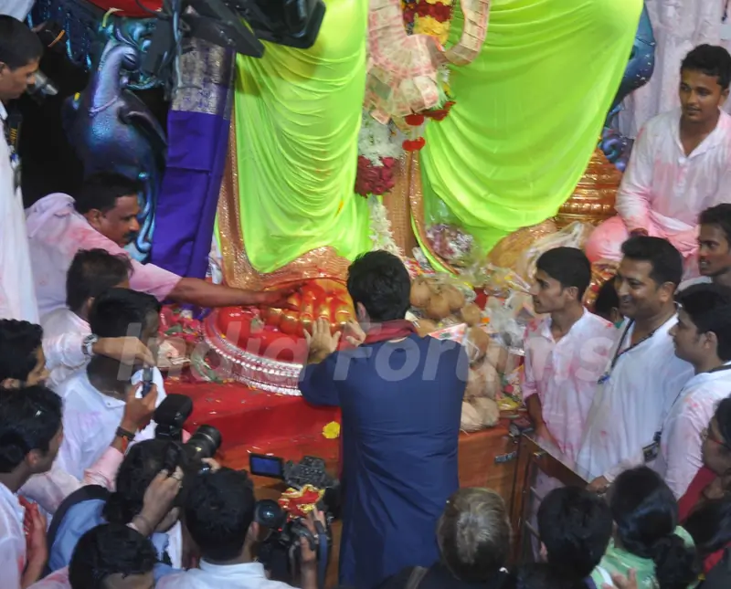 Ranbir Kapoor seeks blessings from LALBAGHCHA RAJA