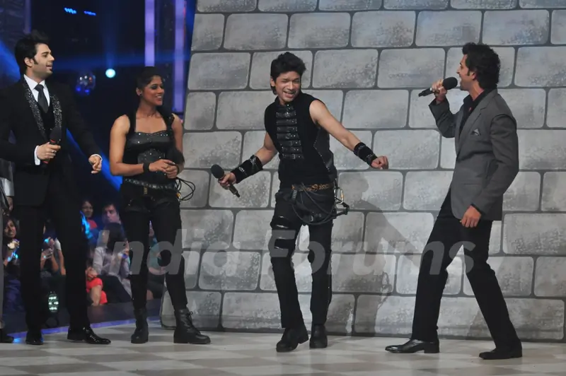 Hrithik sings, while Shaan dances at the grand finale of Jhalak Dikhla Jaa