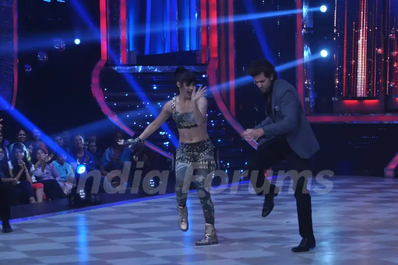 Hrithik performs with Lauren on Jhalak Dikhhla Jaa Super Finale