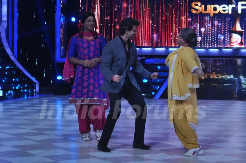 Hrithik performs with Sunil Grover and Ali Asgar on Jhalak Dikhhla Jaa Super Finale