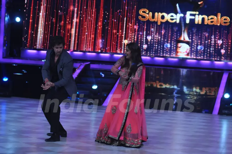 Hrithik performs with Madhuri Dixit on Jhalak Dikhhla Jaa Super Finale