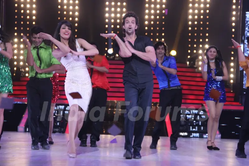 Hrithik and Priyanka perform on Jhalak Dikhhla Jaa Super Finale
