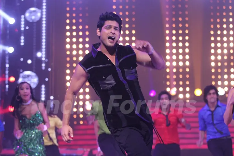 Siddharth Shulka performs on Jhalak Dikhhla Jaa Super Finale