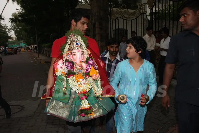 Akshay Kumar's son Aarav does the Ganesh visarjan