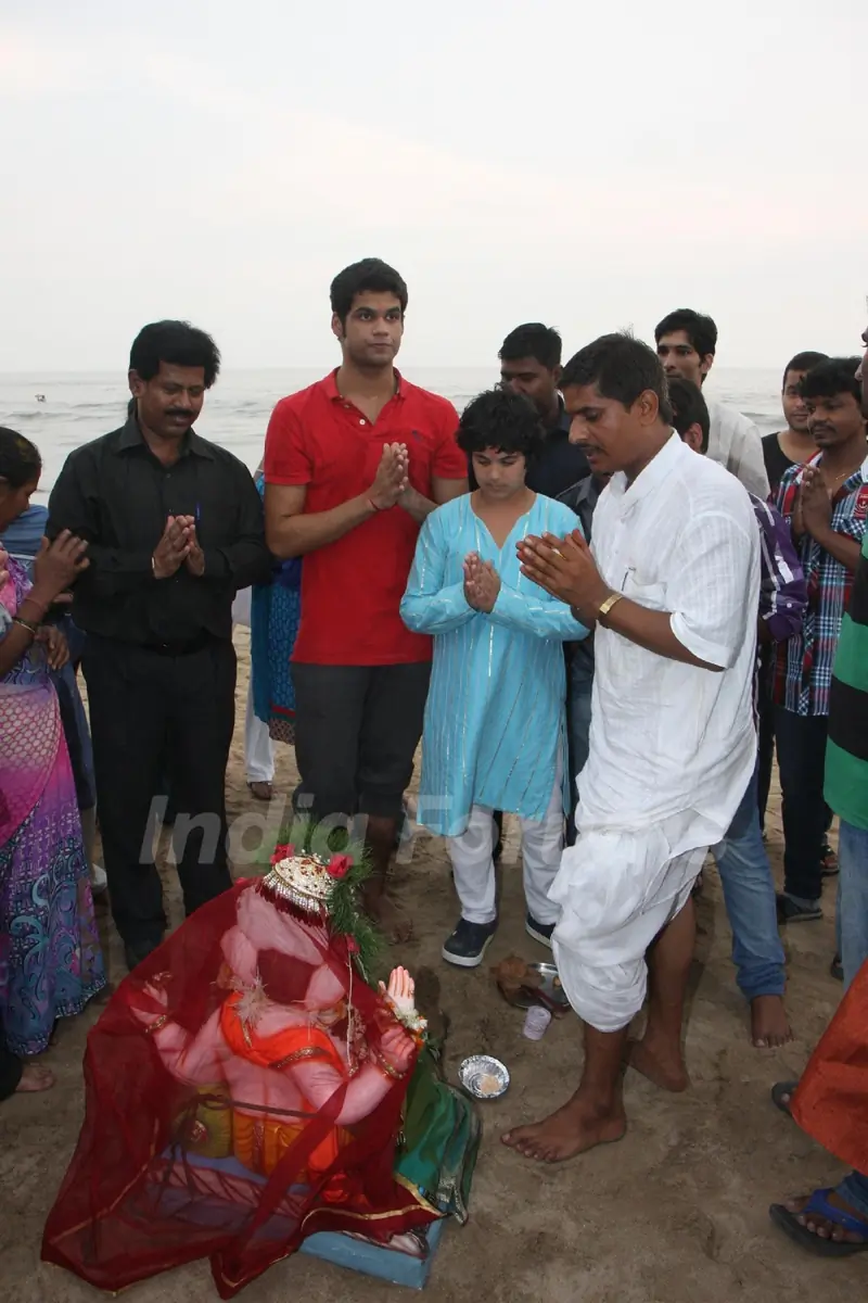 Akshay Kumar's son Aarav does the Ganesh visarjan