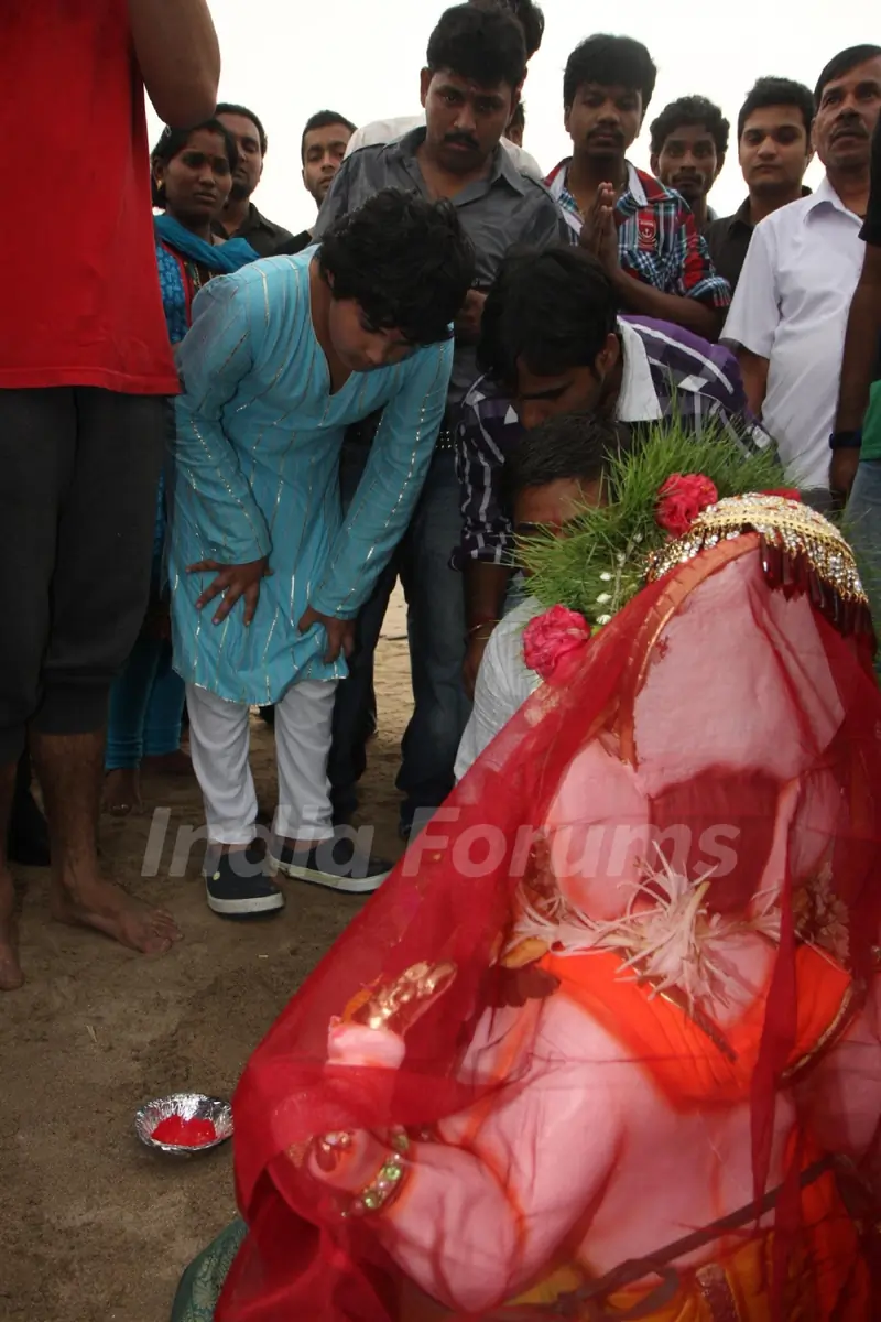 Akshay Kumar's son Aarav does the Ganesh visarjan
