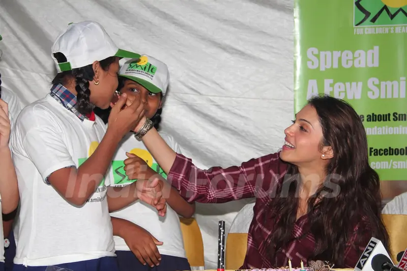 Eesha Koppikar celebrates her birthday with children of Smile Foundation