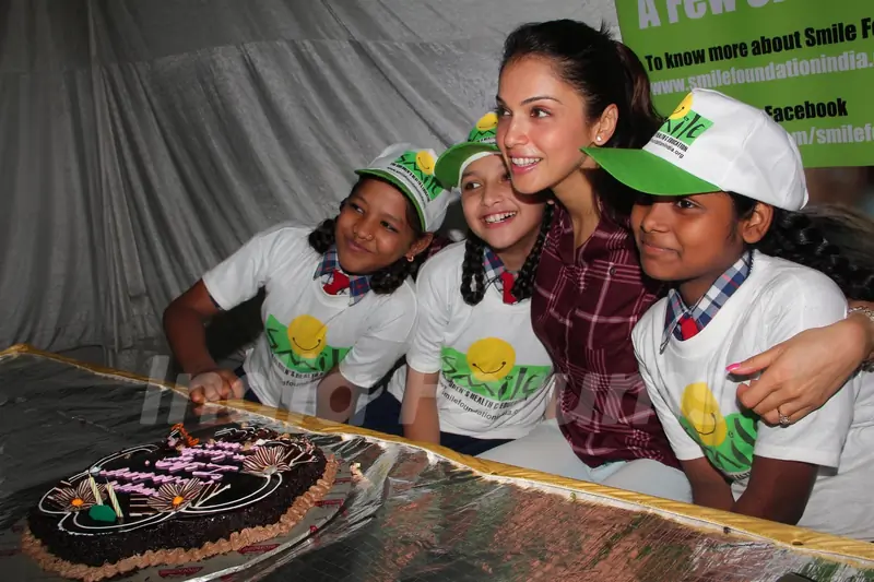Eesha Koppikar celebrates her birthday with children of Smile Foundation