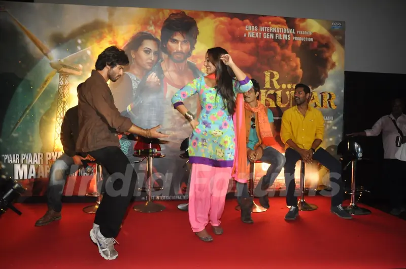 Shahid Kapoor & Sonakshi Sinha perform at the theatrical trailer release of the film R...Rajkumar