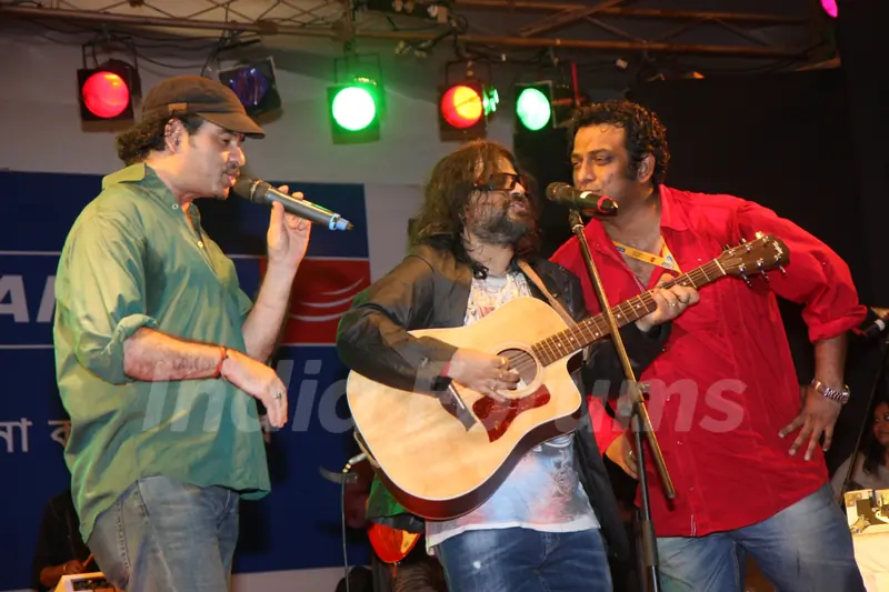 Mohit Chauhan, Pritam and Anurag Basu perform at The North Bombay Sarbajanin Durga Puja