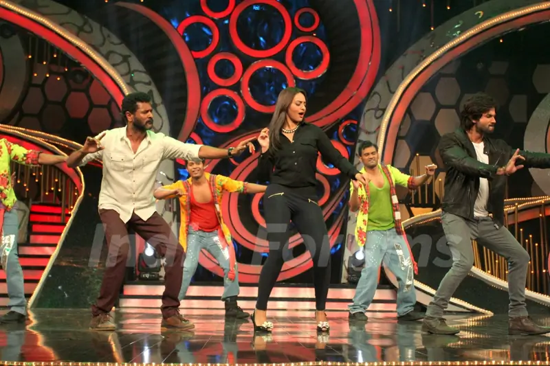 Prabhu Deva, Sonakshi and Shahid perform during R.Rajkumar promotions