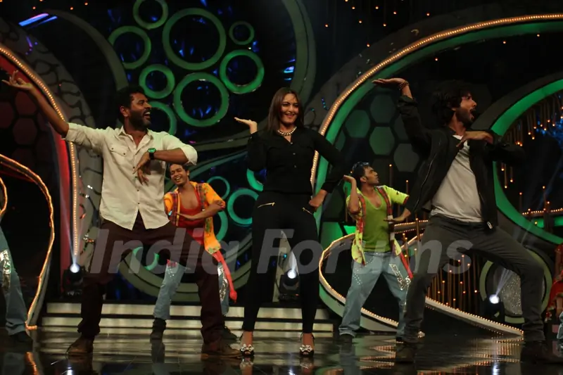 Prabhu Deva, Sonakshi and Shahid perform during R.Rajkumar promotions