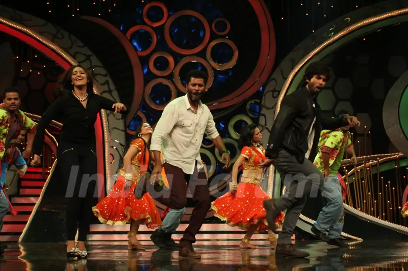 Prabhu Deva, Sonakshi and Shahid perform during R.Rajkumar promotions