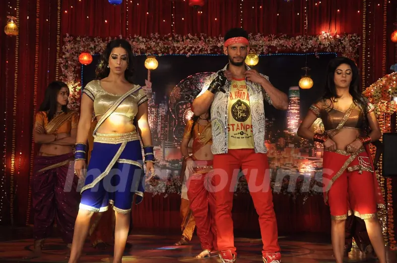 Mahie Gill, Sharman Joshi and Meera Chopra at the Wrap up shoot of film Gangs of Ghost