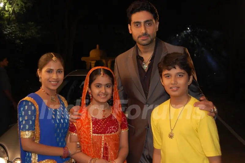 Anandi, Jagdish and Sugna with Abhishek Bachchan in the show Balika Vadhu