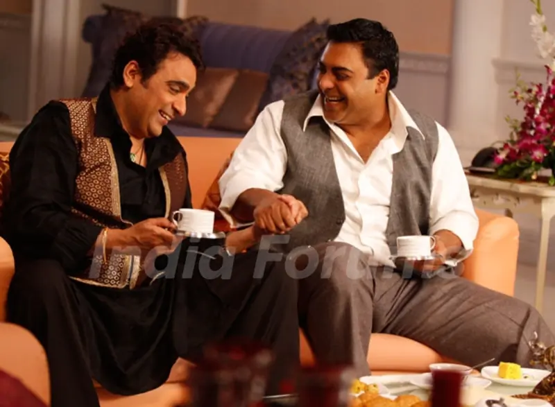 Ram and Sahil as Keshubhai and Waqar in Basera