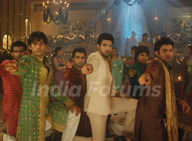 Arjun and Salil doing dance in Kitani Mohabbat Hai