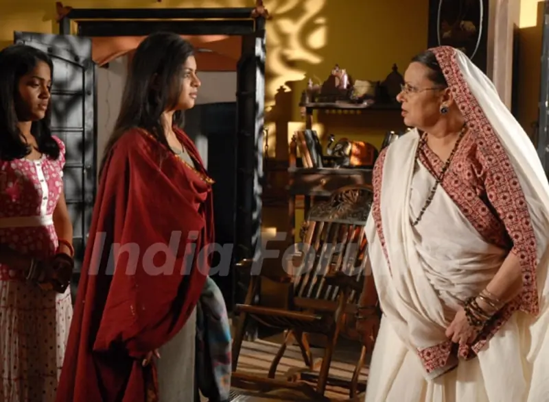 Daadi scolding Jyoti and Shushma.