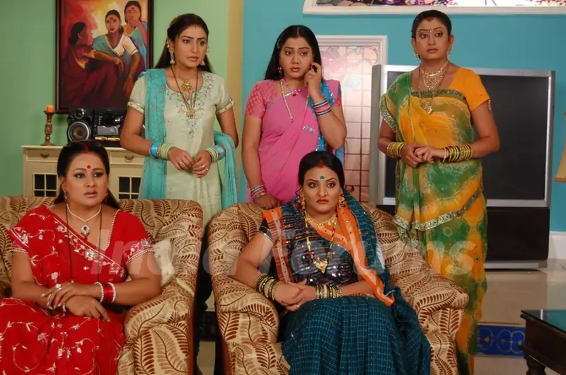 Manjula,Parul, Alpa, Jalpa and Rajeshwari looking confused