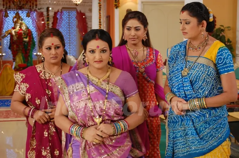 Manjula, Parul, Alpa and Rajeshwari looking tensed