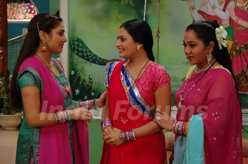 Rajeshwari and Jalpa talking to Bhakti