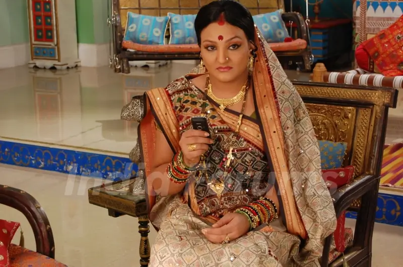 Manjula Looking tensed in Hamari Devrani