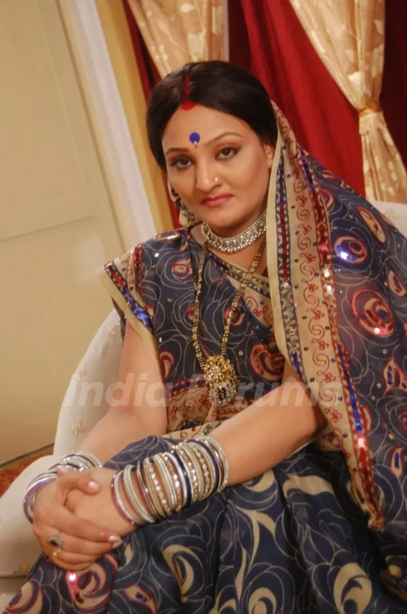 Manjula looking angry in Hamari Devrani