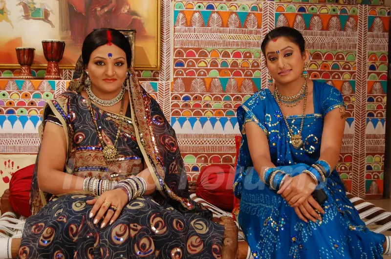 Manjula and Alpa in Hamari Devrani