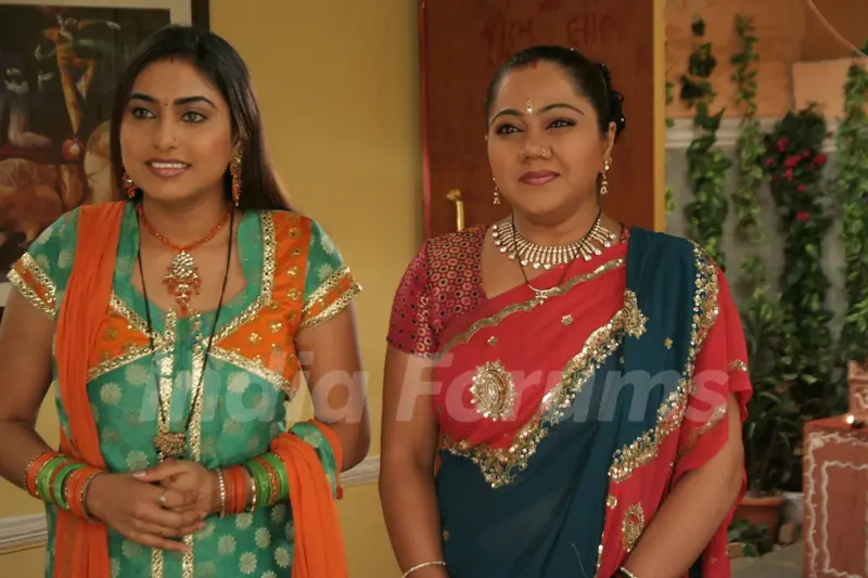 Jalpa and Rajeshwari requesting in Hamari Devrani