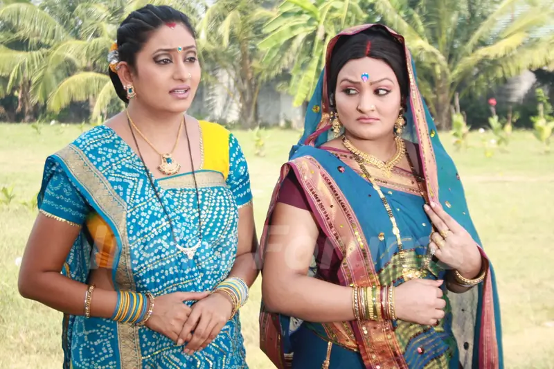 Manjula and Alpa enquiring in Hamari Devrani