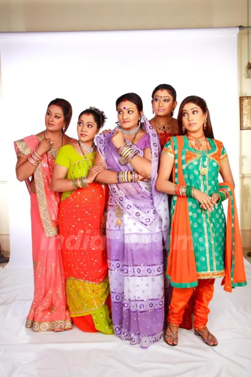 Manjula,Parul, Alpa, Jalpa and Rajeshwari in Hamari Devrani