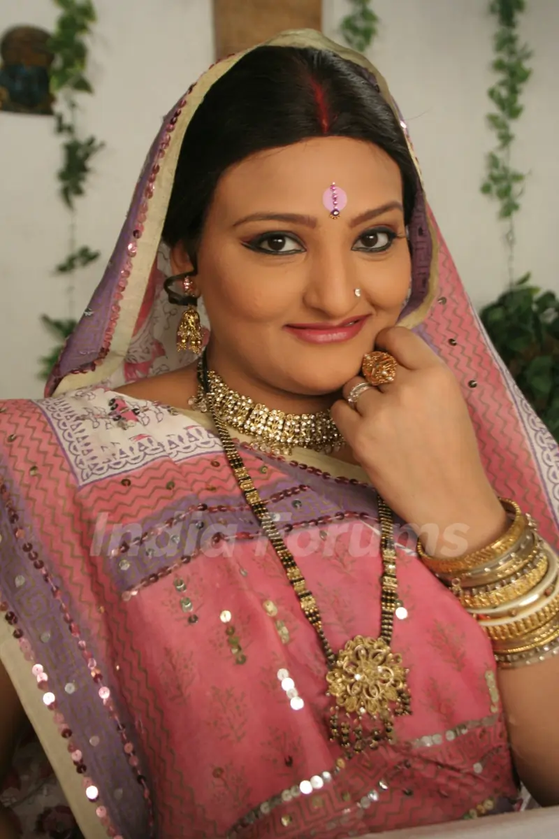 A still image of Manjula in Hamari Devrani