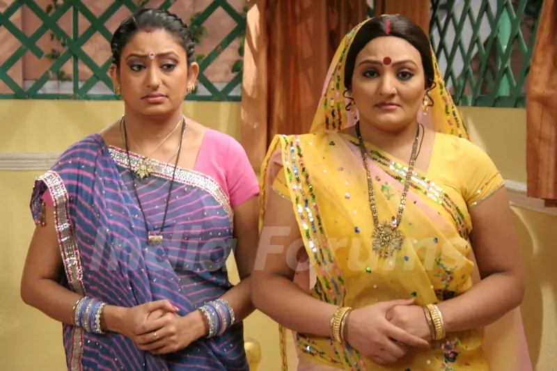 Manjula and Alpa in Hamari Devrani