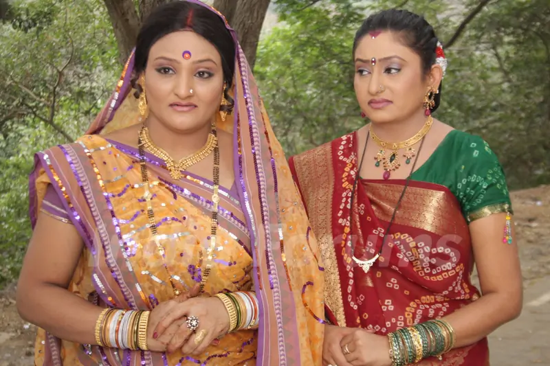 Manjula and Alpa in Hamari Devrani