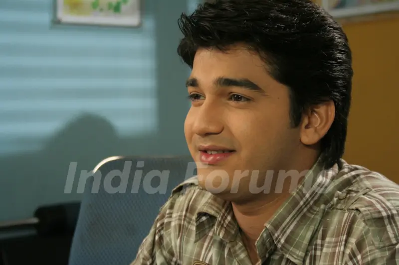 Mohan looking happy in Hamari Devrani