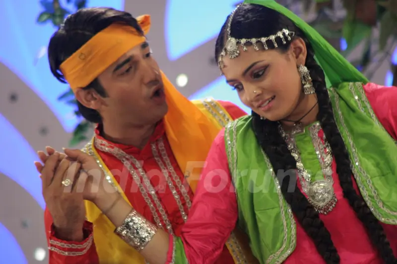 Mohan and Bhakti dancing in Hamari Devrani
