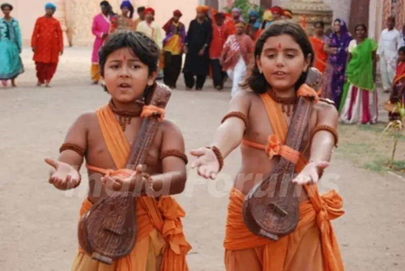 Luv and Kush singing