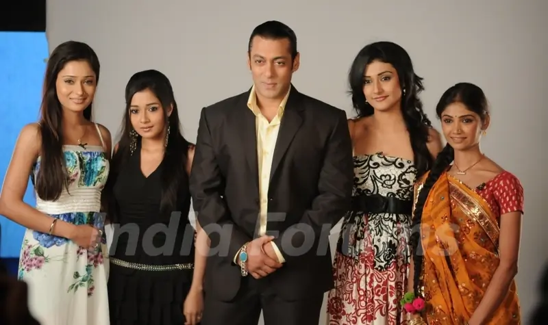Salman Khan with Sara Khan,Ratan Rajput,Ragini Khanna and Tina Dutta