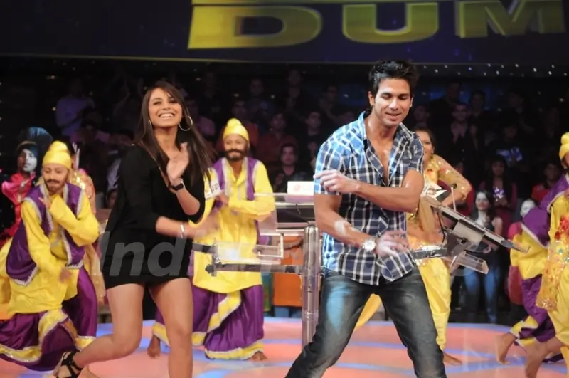 Shahid Kapoor and Rani Mukherjee dancing