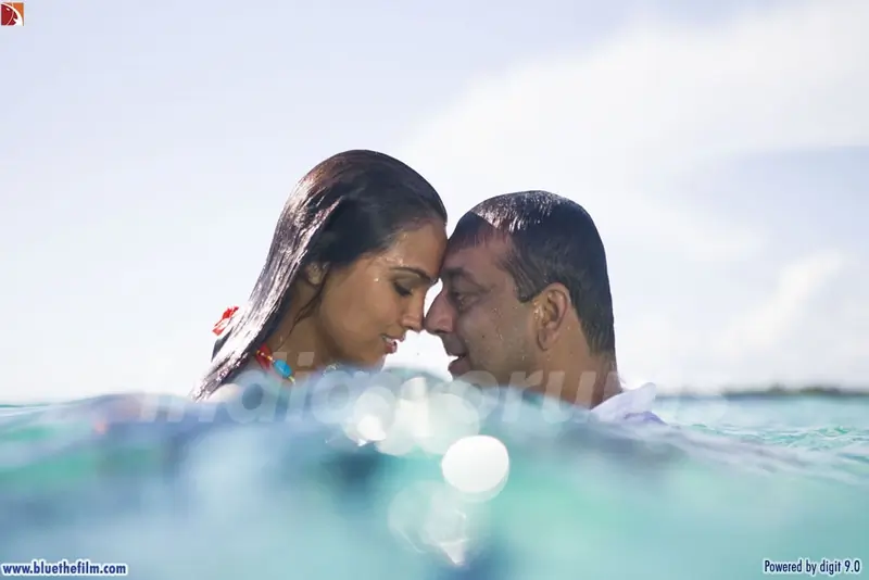Romantic scene of Sanjay Dutt and Lara Datta