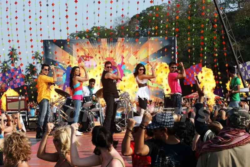 Sanjay, Ajay, Fardeen, Bipasha and Mugdha doing stage perfomance