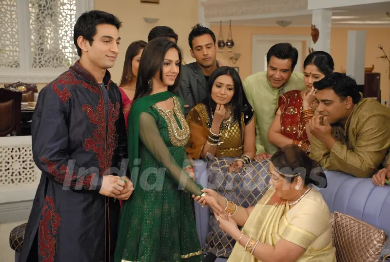 Nandini showing Mehandi to Baa